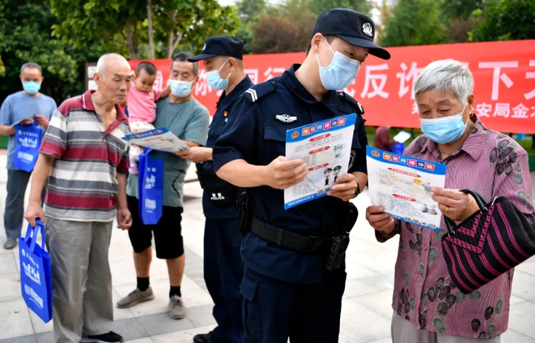 法治是治国理政的基石，也是百姓平安幸福的保障。(图2)