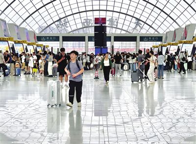 铁路暑运开启 天津西站“去暑”有方(图1)