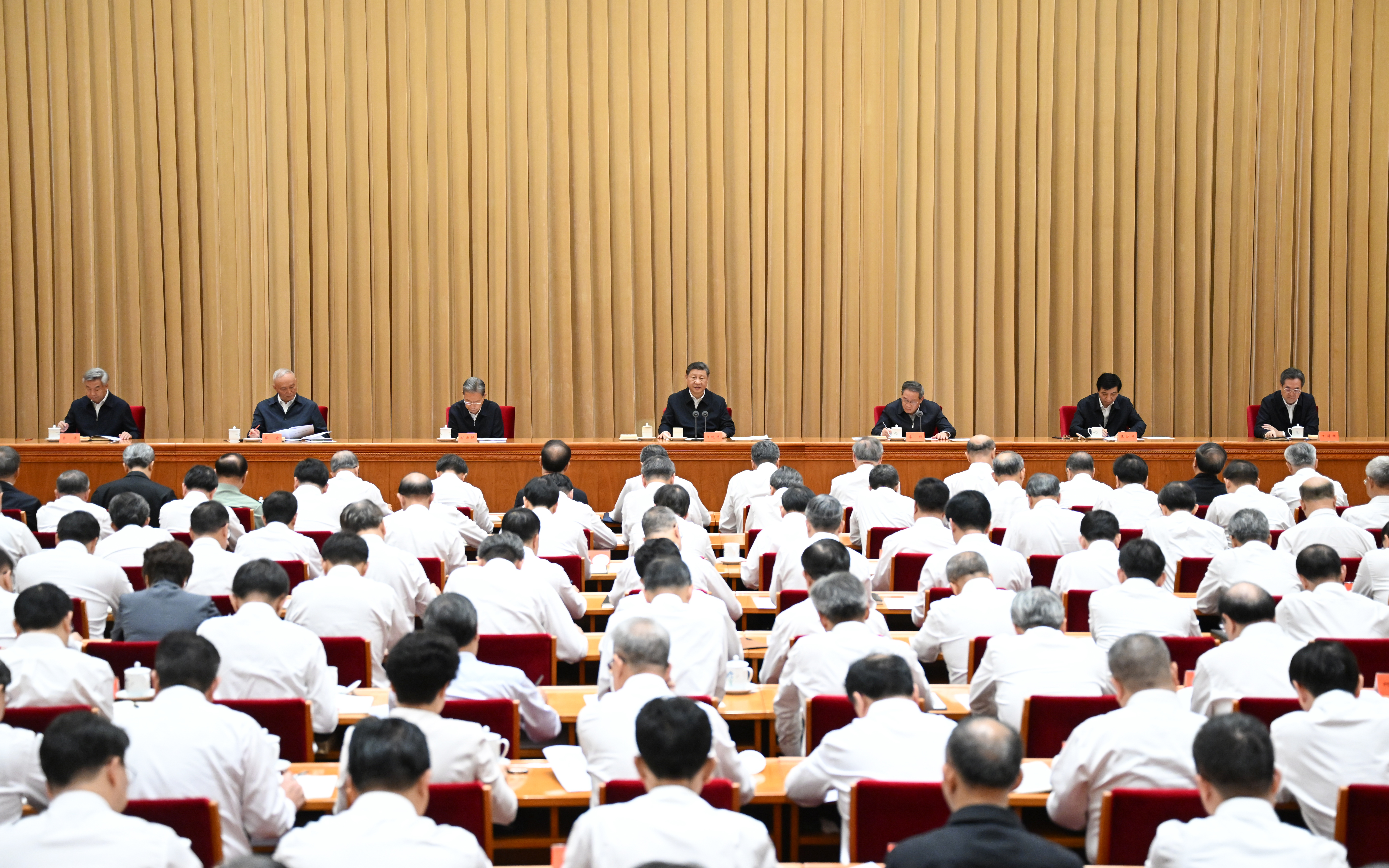 习近平总书记在中央城市工作会议上 |“有些事要打攻坚战，有些事要久久为功”(图2)