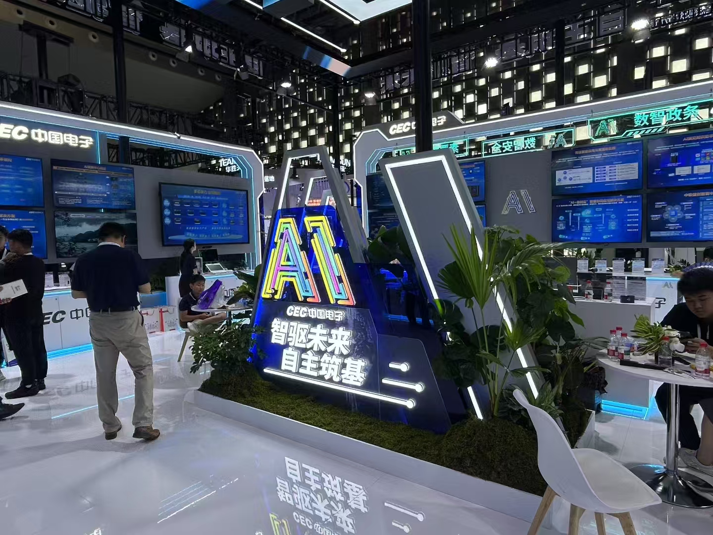 老凤祥金饰被冲事件：拾金不还或涉刑事犯罪