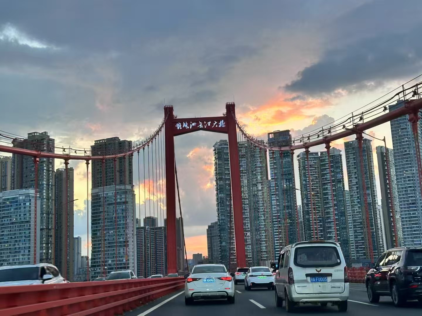 从 “亮证逼道” 看法治防线：剑盾法律网呼吁筑牢权力监督堤坝