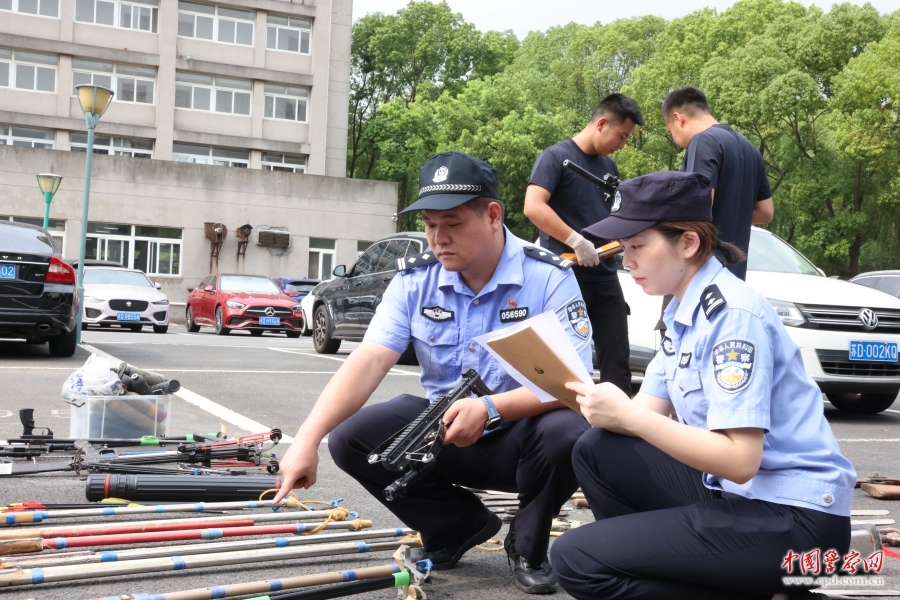 收缴非法枪爆物品 (图1)