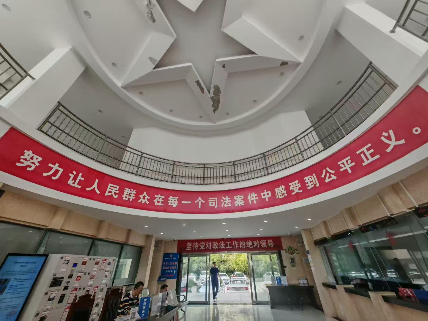 摆拍卖惨博流量，触碰法律红线被惩处