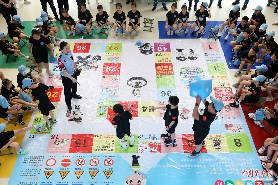 走进警营学安全 (图1)