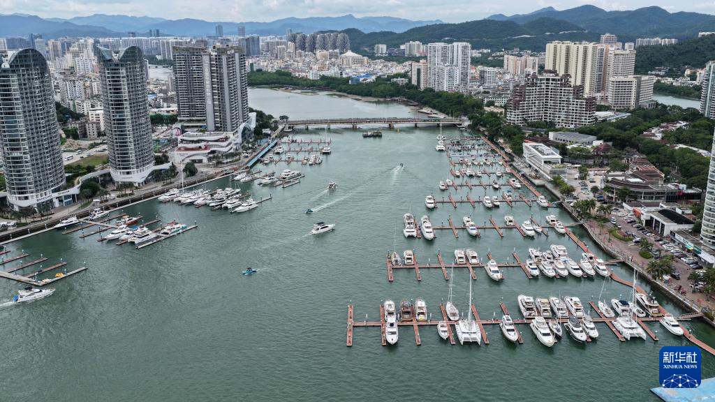 海南三亚：台风“剑鱼”来袭 船只回港避风(图7)