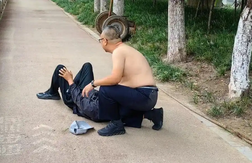 副局长赤膊擒电诈者 老年反诈的法律与实践(图1)