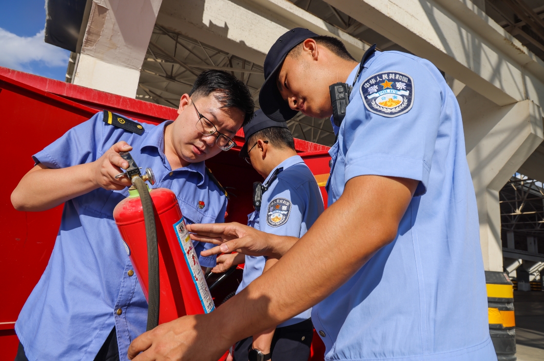 哈密铁警深入辖区排查保平安(图1)