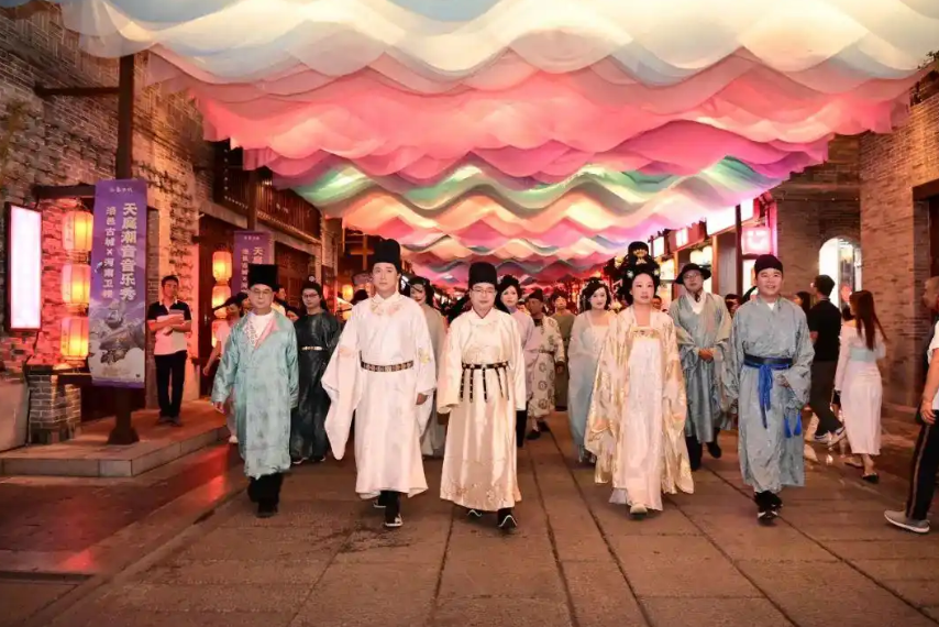 洛阳老城区领导汉服调研 文旅发展法治新实践
