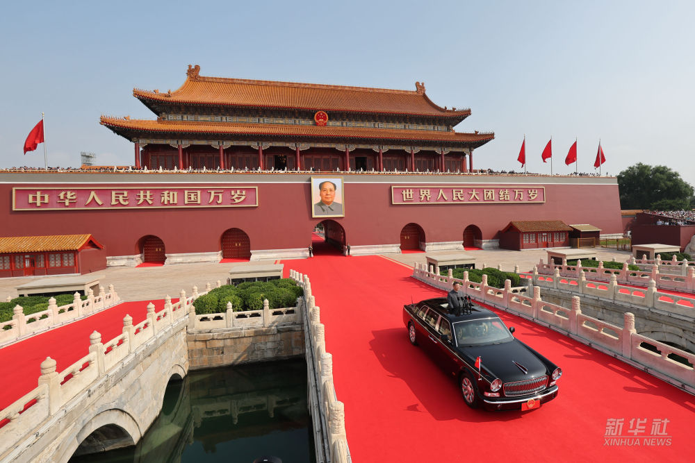 新华图讯丨习近平乘检阅车经过金水桥驶上长安街(图2)