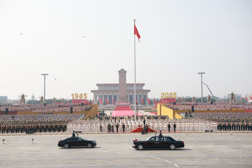 新华图讯丨习近平乘检阅车经过金水桥驶上长安街(图3)