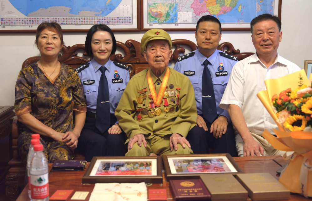 宁波边检站组织探望慰问百岁抗战老兵