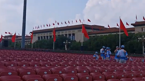 阅兵观礼 "零纸屑" 法治护航公共文明新图景