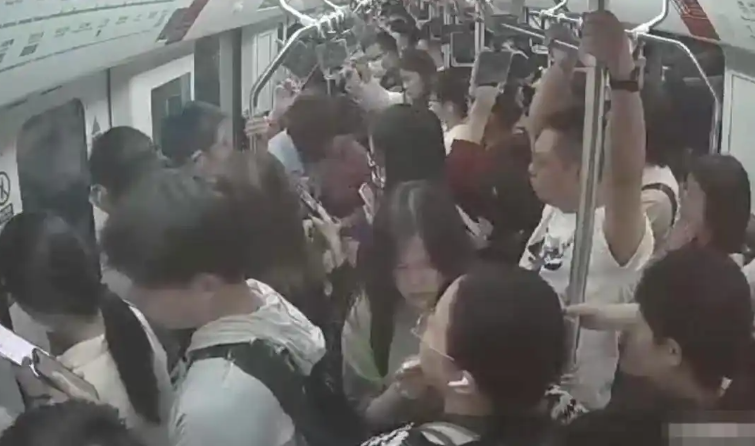 地铁抢座纠纷闹上法庭，法律如何定分止争？
