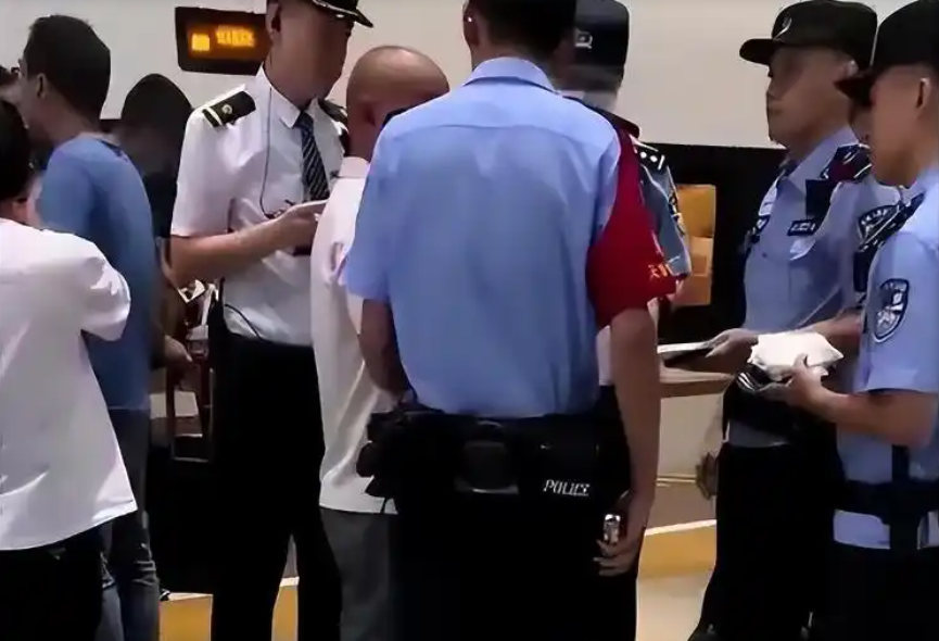 高铁车厢吸烟被铐 违法代价需警惕​