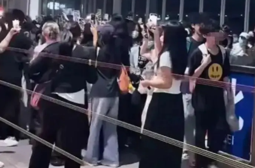 私生饭围堵高铁扰秩序 法治视角析追星边界与代价